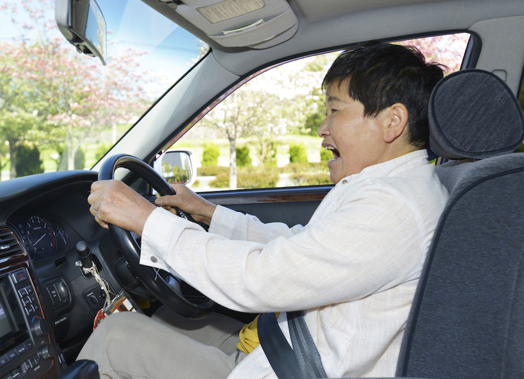 運転する男性